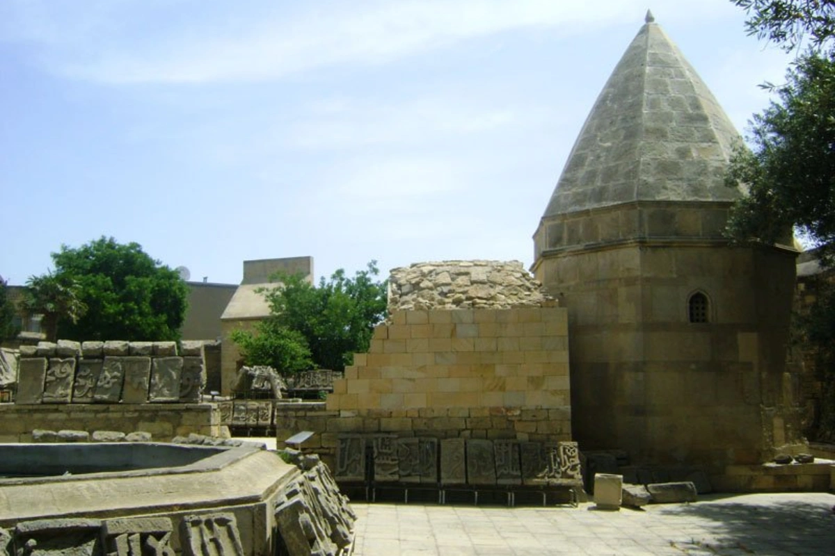 Sufi şeyxi Seyid Yəhya Bakuvinin türbəsini ziyarətə görə ödəniş tələb edilir